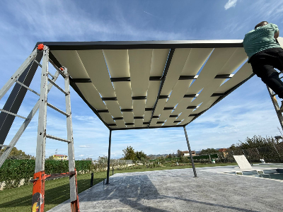 Montim i tendes me thurje ne ambient te jashtem Montim i tendes me thurje ne ambient te jashtem